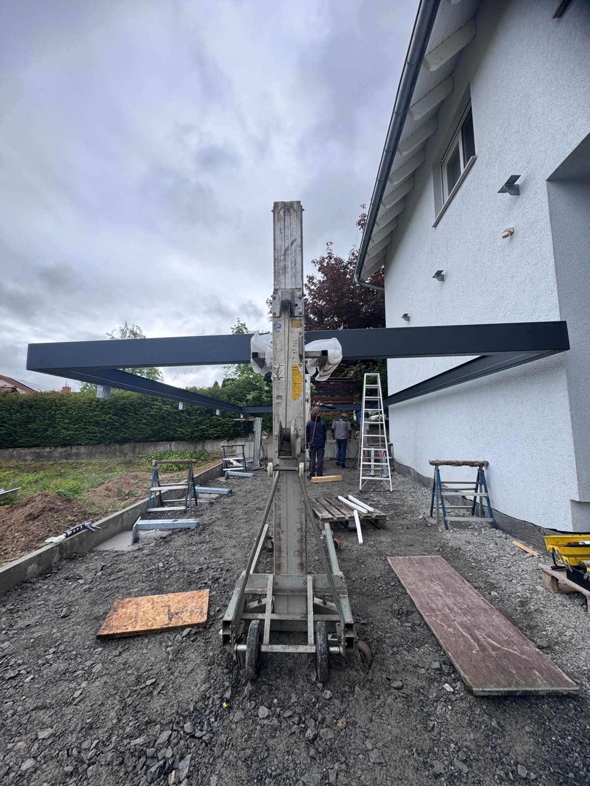 Metallkonstruktion einer Umhausung im Aufbau