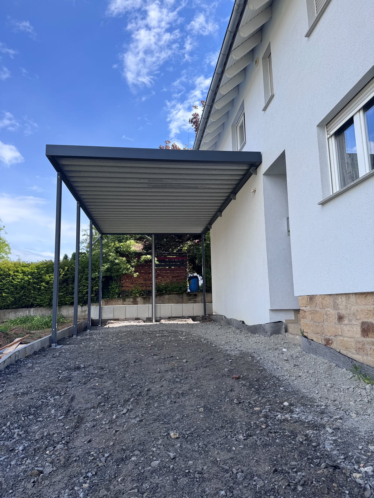 Aufbau einer Carport-Konstruktion mit mehreren Stützen