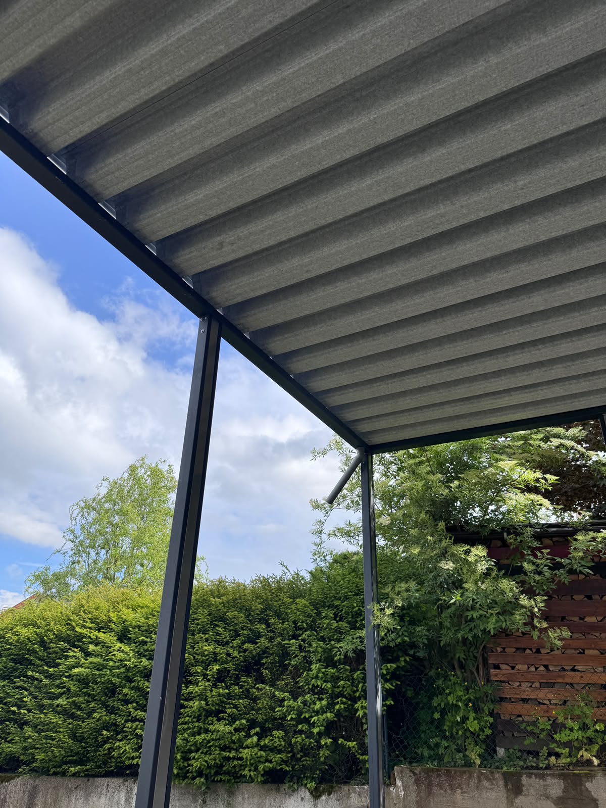 Detailaufnahme der Stütze und Wandkante eines Carports