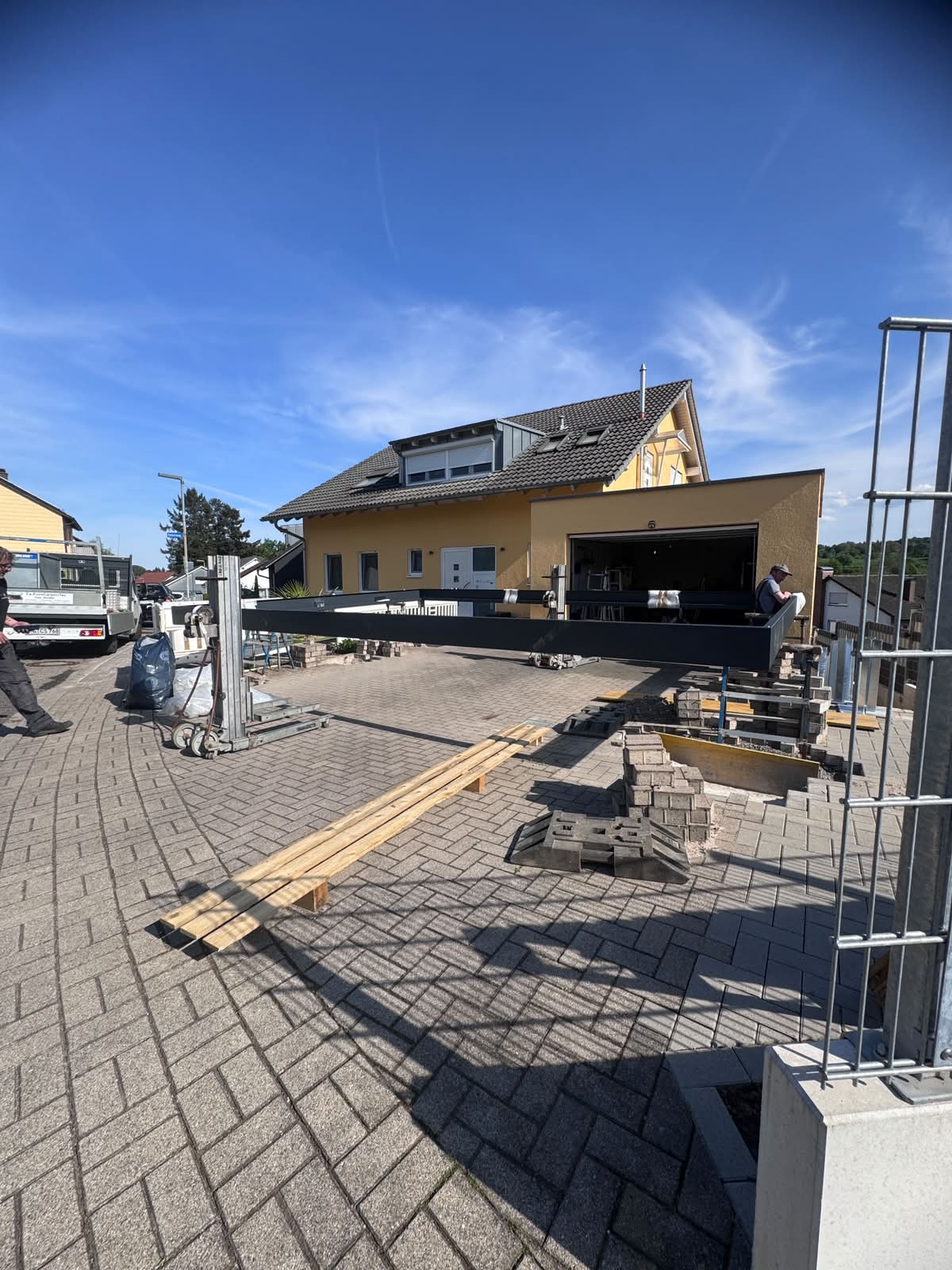 Baustelle vor der Montage mit Unterkonstruktion und Material
